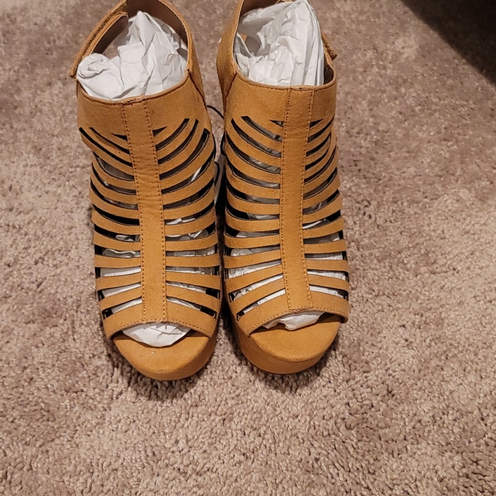 Nwt wedges size large (9)